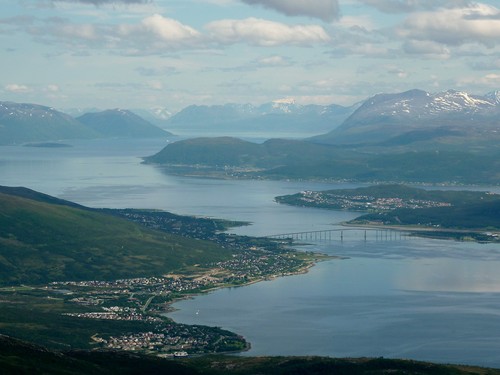 Kjempefint utsikt! Kvaløya and Tromsøya, and I think Ullstinden further to the right of the photo (though I'm not all that sure)