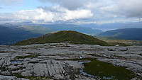 Gråskorvenuten sett fra Gråfjellet. Hardangerfjorden i bakgrunnen.