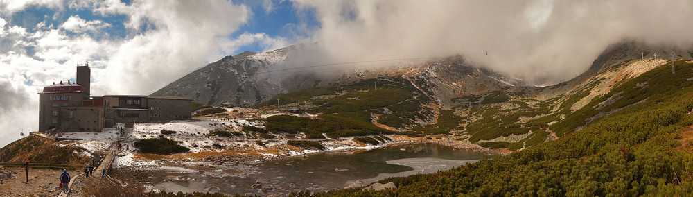 Ved Skalnate pleso med taubanen som forsvinner opp mot toppen i tåka.