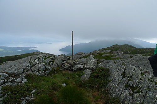 Toppvarden på Gråfjellet mot Samnangerfjorden i øst