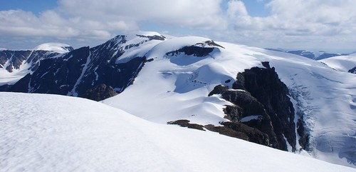 På ryggen nord for Holmbukttind åpnet det seg virkelig innover mot Jikkevarre-massivet. Selve toppunktet er litt skjult her.