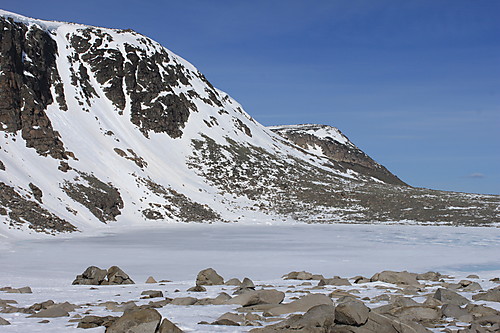 Ja, det var lite snø! Her ved tjernet (1798 m.o.h.) oppunder Rasletinden.