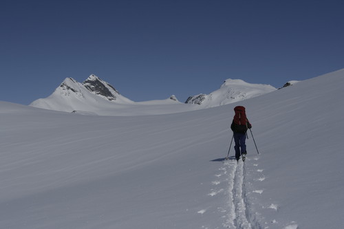 Uranostinden til venstre og Langsskavltinden til høyre. Bildet er tatt fra skråningen rett nord for Kvitevatnet på vei mot Uranosbreen