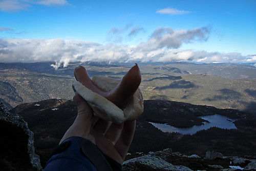 Øyvind disket opp med blant annet pølse i brød under topplunsjen!:) Idylliske Tjønnstulvatn ses der nede til høyre.