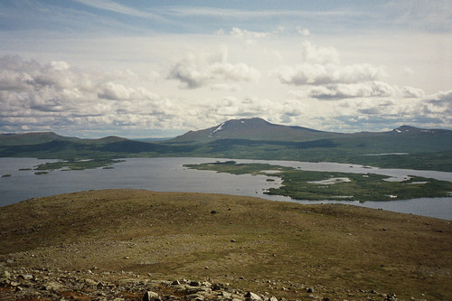 04.08.1993: Utsikt fra Buhø mot sør. Skaget (1685) er sentralt i bildet. Foran er fra venstre: Øyvatnet, Kaldfjorden og Sandvatnet (så vidt i høyre bildekant).