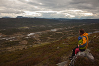 Jeg og pappa sitter på en stein og kikker på utsikten.