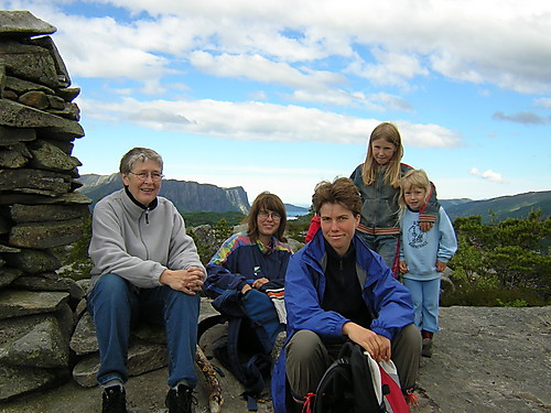 På toppen av Rossvikheia juni 2004. Lifjellet i bakgrunnen