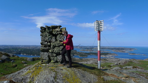 Astrid ved den flotte varden på Ramnaberget