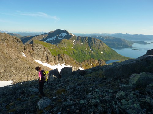 Descending the ridge to the pass, Vasstinden in the background