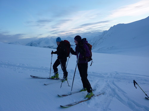 Jeg og Jennifer på skaret mellom Svarthammartinden og Ullstinden på veien oppover