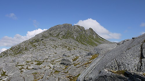 Traversen sett fra Stokkvågen. Ruten følger ryggen fra vest til øst.