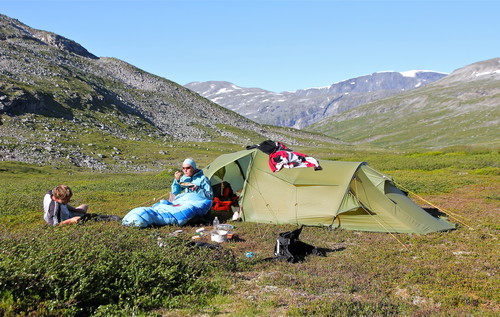 Teltliv i Øvre Reindalen. Lise og Torleiv har ein jobb å gjere med havregrauten.