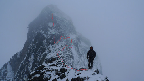 Nordflanken av Austre Ringstind sett fra skaret mot Nestnørdre MMDT. Vi rappellerte rett ned, gikk ut mot venstre og ned snøbakken