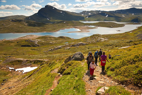 Det var en del folk å møte i starten. Bitihorn heter fjellet i bakgrunnen.