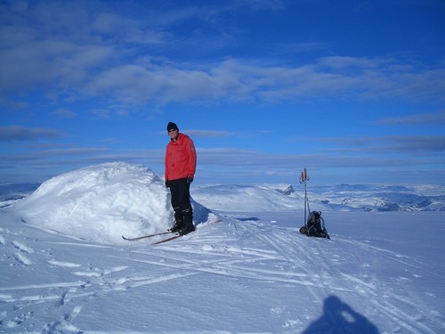 Jon Helge på Olsskavlen 14. mai 2005 kl 1930. Vassfjøra synlig i bakgrunnen