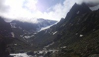 Fjorddalen er tilbakelagt, og brearmen kommer så vidt til syne.