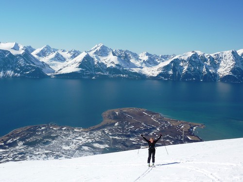 Kristine når toppen. Spåkenes ligger like ved havet i midten av bildet