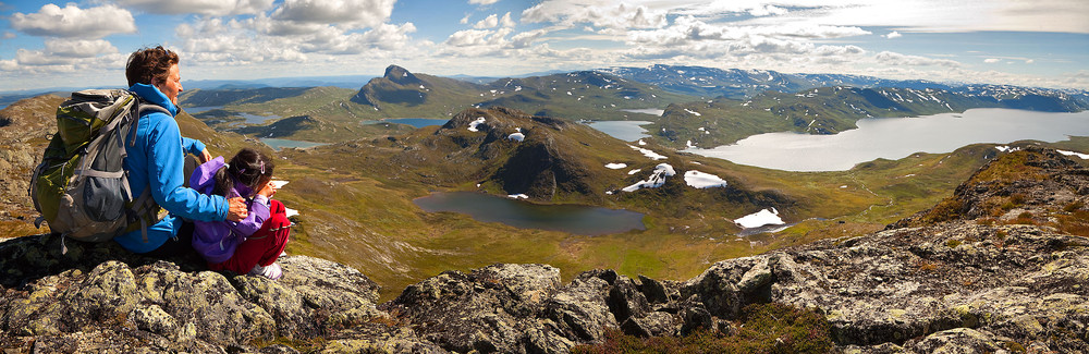 Meg og mamma på toppen mot Bitihorn og Bygdin.