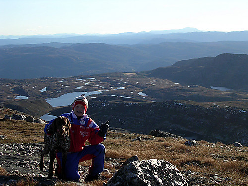 Frigg og meg på toppen av Gråfjell. Gausta bak til høyre.