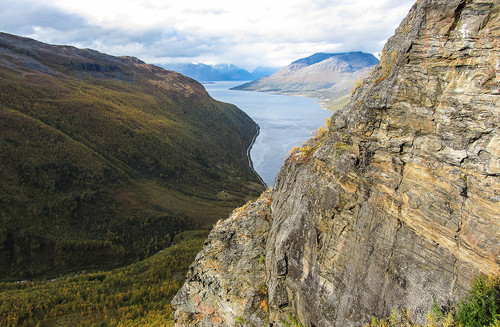 I stigningen opp fra Skarvdalen med utsikt over Kåfjorden.