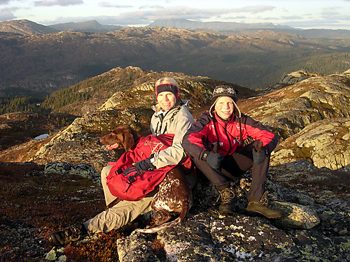 Mamma og meg på Rust. Gaustatoppen har tatt hatten på i bakgrunnen.