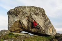 Buldring på Ruggesteinen - "Vidsyn" (7b/7b+). Strøkent skråriss!