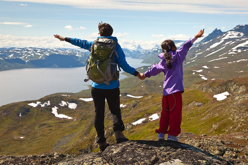 Meg og mamma hilser til Jotunheimen. Det var pappa som sa vi måtte stå sånn.