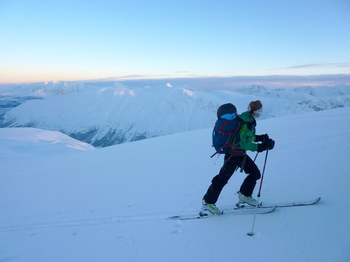 Utsikten mot Nakkefjellet og Lyngsalpene