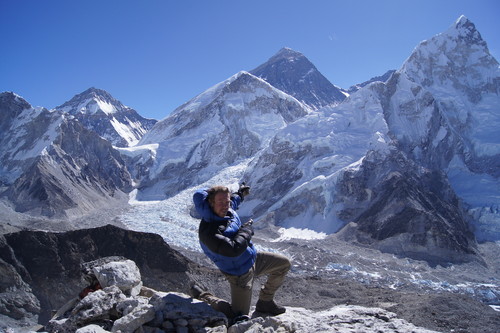 På toppen av Kala Patthar 5545 moh i Himalaya. Peker opp mot Mount Everest.