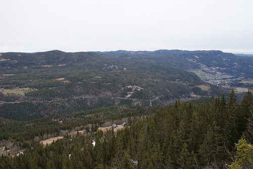 Utsikt mot øst/sørøst til E-16 (Bagnsbakkene), Bagn og Langeberg (med tårnet), fra toppen av Hollaknatten.