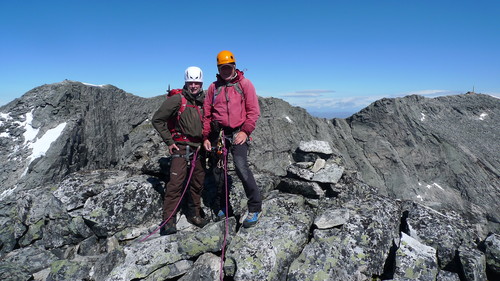 Pål og meg på Hettpiggen. Midttoppen og Snøhetta i bakgrunnen. Foto Ole Tangen