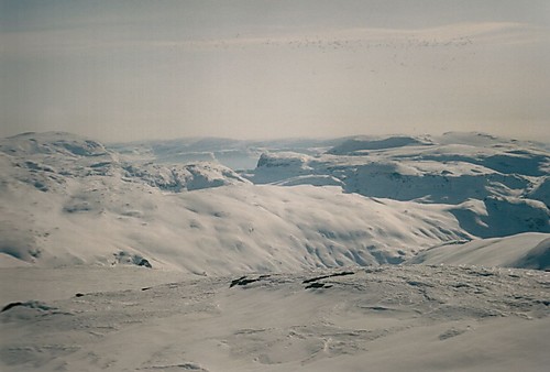 Utsikt fra Fossdalskavlen sørover mot Skreppenut. Skorafjellet til høyre i bakgrunnen, Vassfjøra til venstre