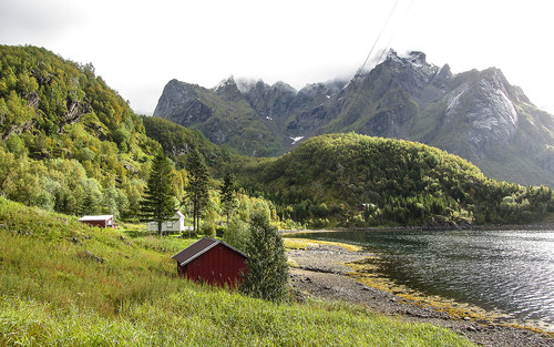 Passerte noen gamle gårdsbruk på vei inn Lonkanfjorden.