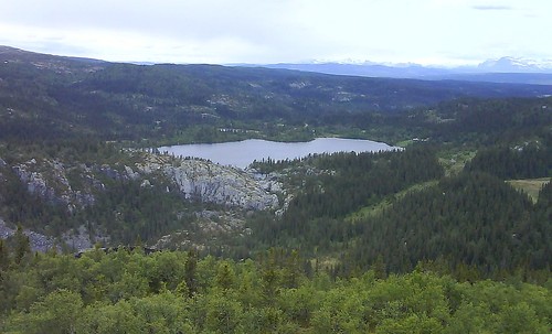 Fra bakkene opp mot Makalaus. I forkant av innsjøen (Kvitingen) kan man ane noen dammer. Det er jettegrytene.