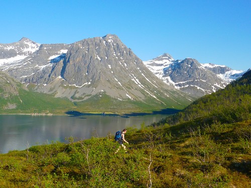 Kamila på veien opp Ramnafjellet med Grøtfjorden og Breitinden i bakgrunnen