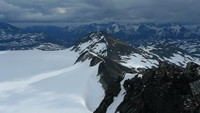 Utsikt østover fra Søre Hellstugutinden. SØ for Søre i midten, Hinnotefjellet bakenfor