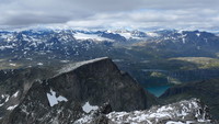 Fra toppen mot Nørdre Knutsholstinden. Memurutindene sentralt i bakgrunnen