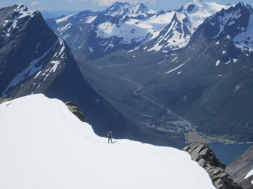 Lars-Petter (zoomet) på utsatt snørygg på veien opp mot Råna. (Sørvestryggen på Midtre Regndalstind.)