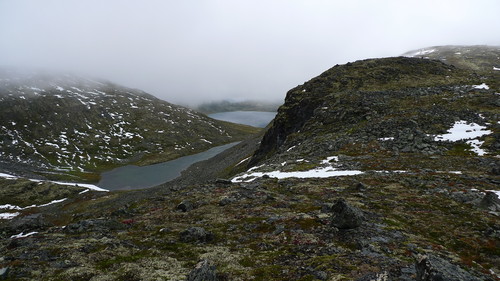 Fra ryggen mot fangstgraven mot Grådalen. Vassetvatnet 1072 i bakgrunnen