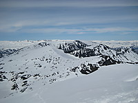 Fra skulderen på nordsiden av St. Smørstabbtind mot Storbreatinden til høyre og Veslbreatinden. Skagsnebb bak til høyre.