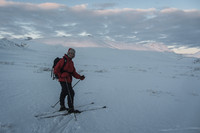 På vei innover den smådryge sletta til foten av fjellet.