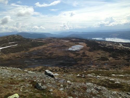 Utsikt sydøstover fra Grønekinnkampen ned mot Knausehøgdi (1123 moh) til venstre, Garlimyrane og Øyangen.