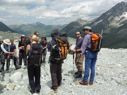 Meeting the other group of alpine course students on our way back to Arolla