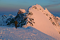 Glødende morgensol over Styggedalstindane sett fra Gjertvasstinden.