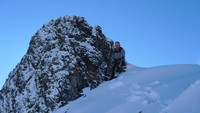 Jan ved varden på Hellstugupiggen. Nørdre troner i bakgrunnen