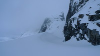 Snø/vindgryten rett under Sauen. Kniven i bakgrunnen