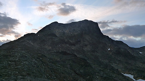 Stivalg mot Surtningssue. Raudhamran sett fra SØ. Godt merket sti går bratt opp SØ ryggen, senere i fjellskråningen litt til høyre for den vesle toppen til venstre helt i bakgrunnen