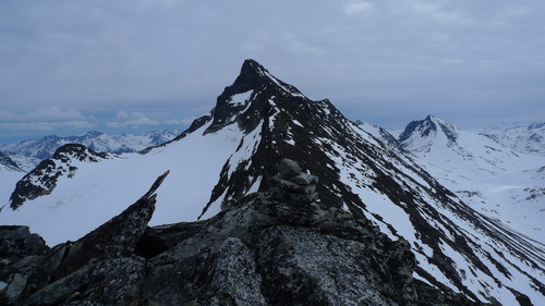 Toppvarden på N2 sett mot Midtre Hellstugutinden. N1 mellom, men vanskelig å skjelne mot Midtre