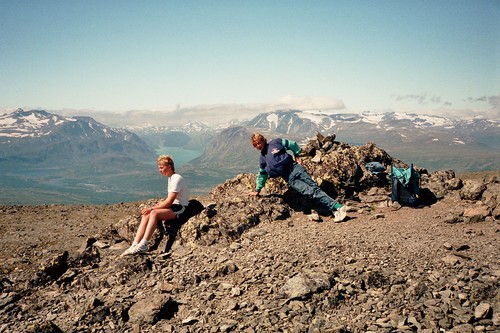 28.07.1991: På toppen av Sikkilsdalshøe (1778). Bak ses Gjende, og blant annet Tjønnholstinden (2331) helt til venstre, og Besshøe (2258) nokså midt i bildet.