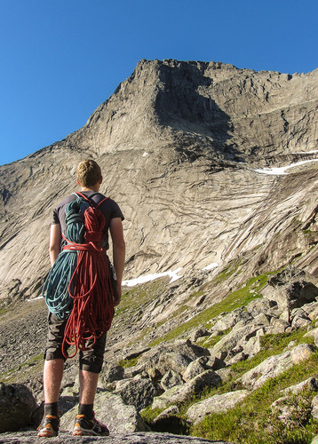 "The ugliest mountain I ever saw", sa Slingsby. Daniel studerer Sydpillaren på avstand.